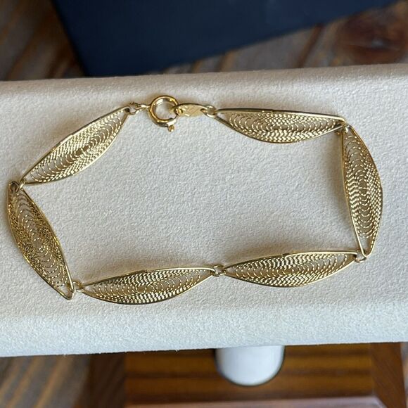 Trifari Vintage Gold Tone Filigree Bracelet Oval Links Dainty 7.5” Length - Picture 3 of 5